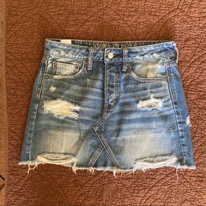 American Eagle distressed mini jean skirt💕